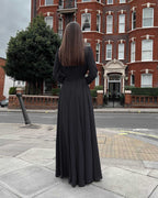 Rochie eleganta de seară lungă cu pliuri și decolteu V din crep chifon.