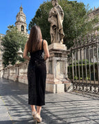 Rochie neagra din catifea cu bandă decorativă din pietre, decolteu și slit dublu.