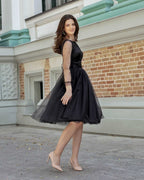 Rochie de ocazie neagră midi elegantă cu perle, A-line, mâneci lungi din plasă, material satin și tull, cordon detașabil.