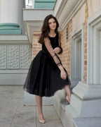 Rochie de ocazie neagră midi elegantă cu perle și mâneci din plasă.